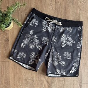 VUORI MENS GRAY AND BLACK SWIM TRUNKS BATHING SUIT BOARD SHORTS SIZE 32